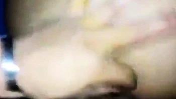 Latina amateur habla con su novio durante el anal en estilo