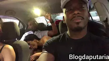 Casal inventa de foder dentro do carro do casal porra loka e acabo dando merda.: