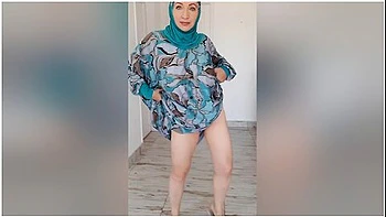 Oriental Allure: Hot Busty Granny Mariaolds Strip Dance Extravaganza