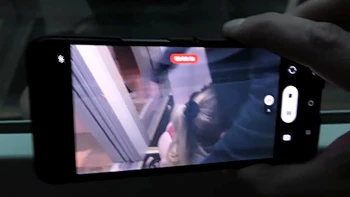 2 petites salopes baisent dans l ascenseur