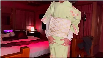 初詣帰りの１９才着物美少女をホtルに連れ込み中出しsexryoyuu素人カッフル//歳の差/女子大生/スタイル抜群/色白/美乳/着物/スマホ撮影/english Subtitles