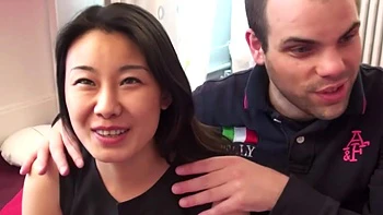 jolie fille originaire d asie tente la pluralité