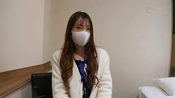 塩対応のスレンダー美女がクールな表情でバイブを感じてフェラ