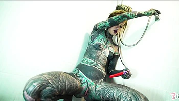 Inked fuck doll Anuskatzz likes touching her hungry shaved pussy