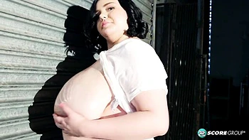 Aesthetic BBW chick Peyton Thomas demonstrates her giant boobs