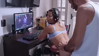 Peguei a filha da empregada jogando no meu Computador, não resisti à esse bundão!