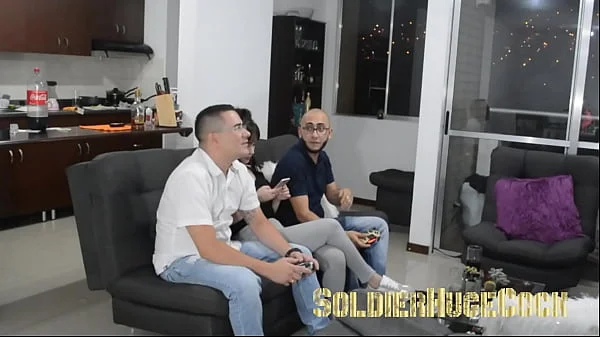 Mi mejor amigo le gusta ser cornudo y deja que penetre a su esposa, al final los dos terminamos follando con su esposa / Kourtney Love