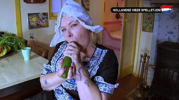 Komkommer neuken, sex met een Nederlandse MILF! - Dutch Dirty Games