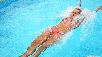 Sophie Moone shows off her nice bikini body by the poolside