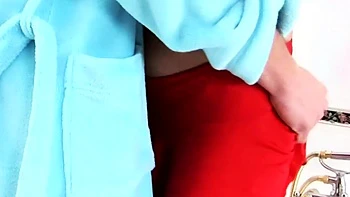 Brunette babe gets pissed in bathtub