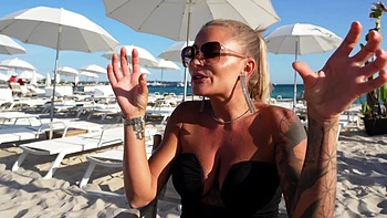 Prescilia and Carollina go to see one of the employees - Jacquie et Michel TV