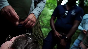 souillée de sperme en bukkake dans la foret