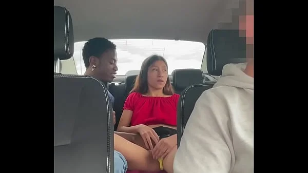 Camara oculta graba a una pareja de jovenes follando en un taxi