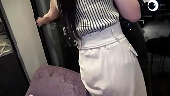 グラマーな美女が美乳を愛撫されてパイパンオマンコ手マンで感じまくり