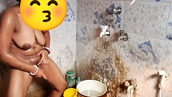 Neighbours Bhabhi Capture Secret Bath And Masterbating With Carrot....pani Nikal Gaye...squirting Orgasm