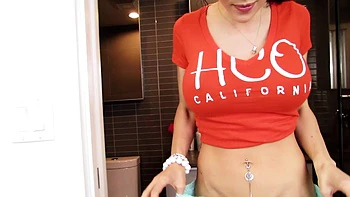 Big boob brunette masturbates on webcam