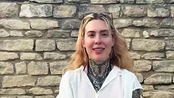 Emma, 21, is getting into pure exhibitionism! - Jacquie et Michel TV