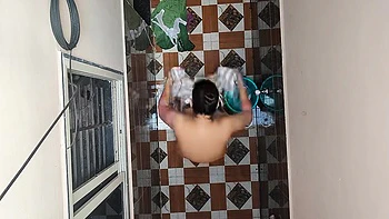 Padosan Bhabhi Nahate Hue Dekhi