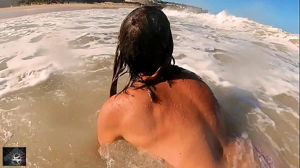 Mi faccio sbattere dal bagnino sulla spiaggia.