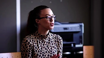 Julia loves to be watched... - Jacquie et Michel TV