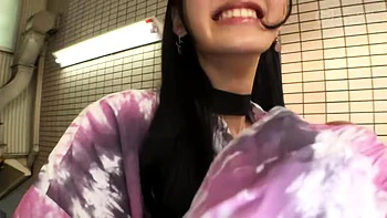 Mignonne lèche et branle les tétons