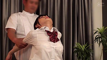 Petites asiatiques habillées en plan à plusieurs