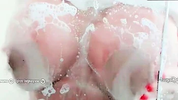 Gostosa latina provoca no banheiro com bunda grande e