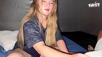 Loira amadora com bunda enorme fodida e gozada no camping