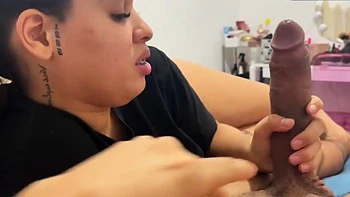 Amiga da minha namorada descobriu que eu tenho pau grande e