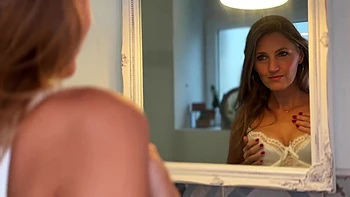 Milfs Lucy y Cassie en acción con lencería sexy