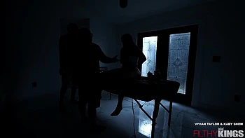 MILF morena mueve su culo grande frente a enorme polla