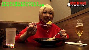 Sexy Asiatin wird mit Toys gefingert