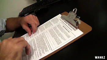 Brünette Teen Rilynn fickt im Büro heiß