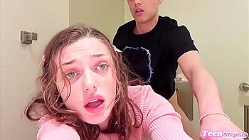 Daisy Love follando en baño público del centro comercial