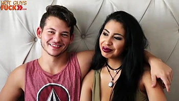 Amadora de peitos grandes cavalgando doggy e missionário