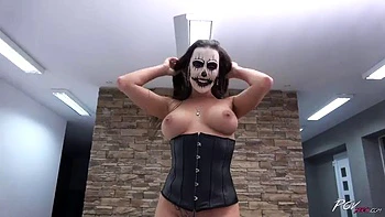 Bruneta chupando e fudendo: doggy, cowgirl e missionário