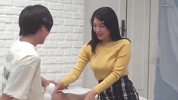 Jeu coquin avec des jouets