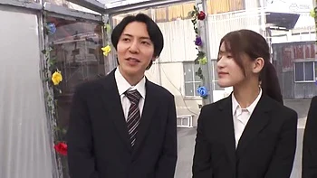 Brinquedos cravam fundo na buceta