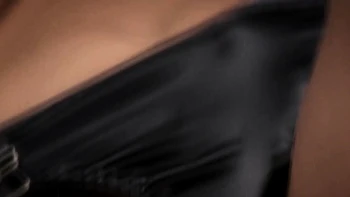 Chica morena cabalga polla enorme hardcore