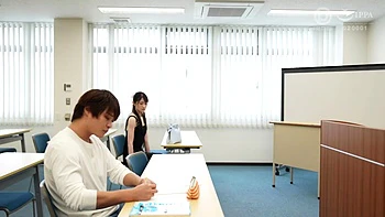 Petite poitrine adore baiser et sucer