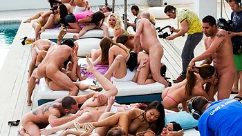 Сочная Анисса Кейт и Ава Далуш в бешеной групповой трахалке