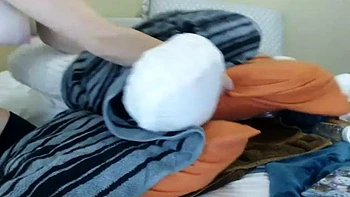 Rotschopf Amateurin masturbiert solo unter der Dusche