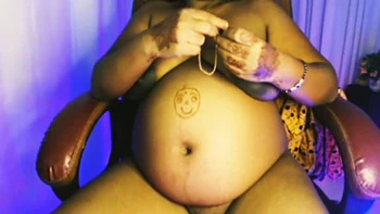 Schwangere indische Tussi lutscht ihre Nippel