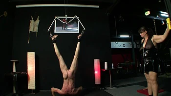 Fellation bisexual femdom alemã dominando em trio