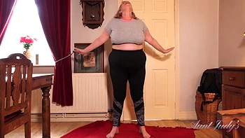 Catherine se masturba tras entrenar - MILF con culo grande