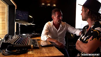 33-летняя медсекретарь Наоми Риччи занимается анальным лизом