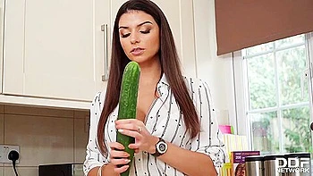 Кристал Вебб трогает большие сиськи и мастурбирует огурцом