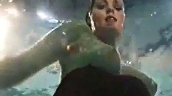 Amatrice se masturbe seule sous l'eau