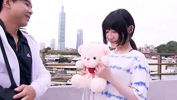 Азиатка с глубоким минетом, догги и миссионерской трахает