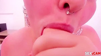 Мамочка с огромной жопой и сиськами танцует стриптиз